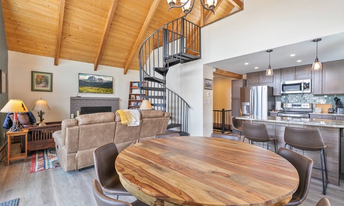 Blue River Casa | The Fishermen’s Place: Mountain Views + Dog Friendly