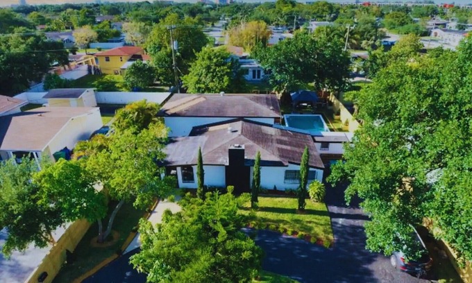 Ives Estates Casa | The Flamingo House MIA