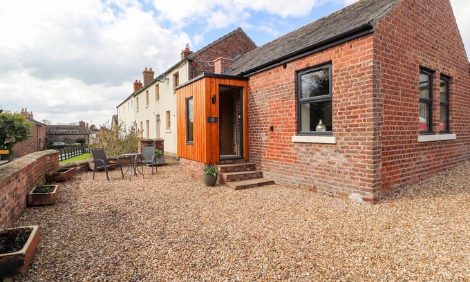 Carlisle Cabaña | THE FLAT, pet friendly, character holiday cottage in Burgh By Sands