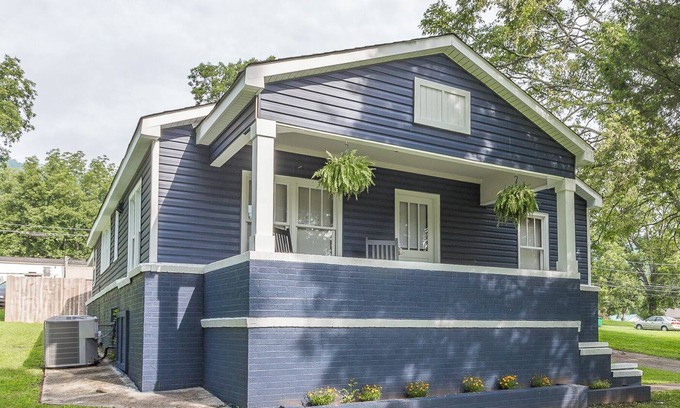 South Pittsburg Casa | The Fleetwood - Charming Cottage with Game Room