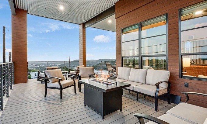 Lago Vista Casa | The Flight Deck Fly-in Austin Airpark Hangar Home 3 Bedroom Home