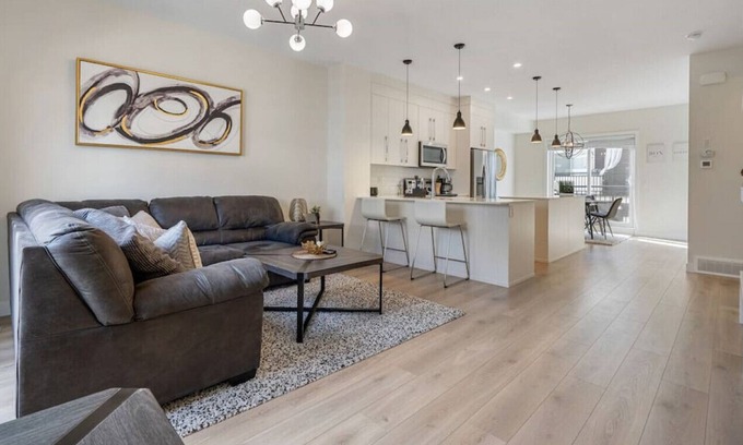 Calgary Casa | The Flight Lounge✈️ | Luxury townhome close to YYC