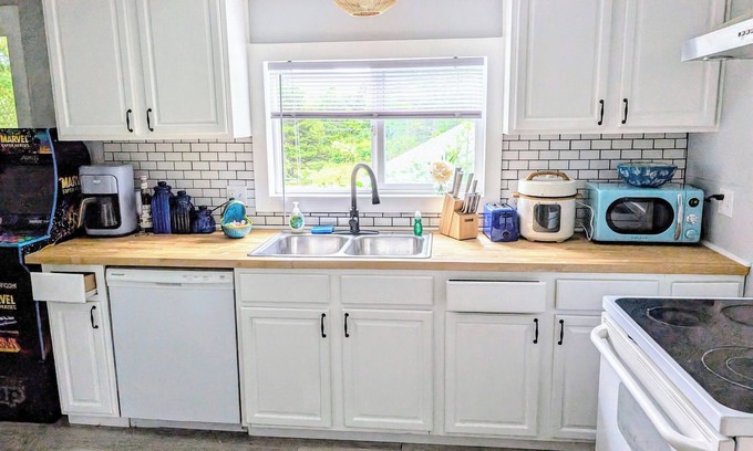 Logsden Cabaña | The Flipper: 2BR Coastal Cottage Walk to Depoe Bay, Hot Tub & Arcade & Fire Pit