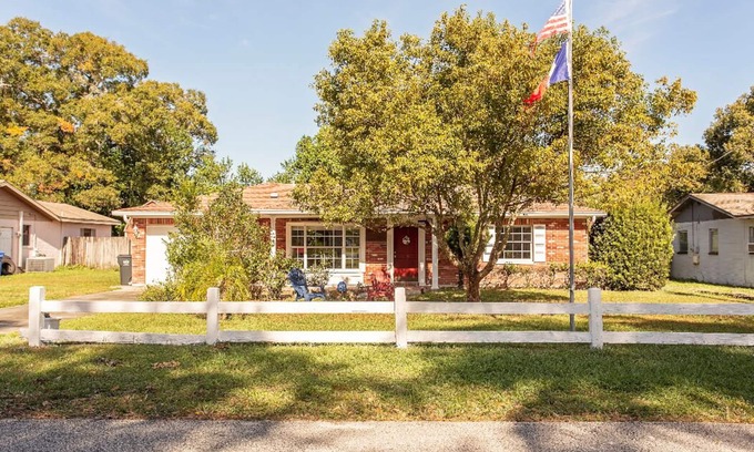 Bearss Plaza Casa | La casa de los Flo, encanto francés en Florida para relajarse