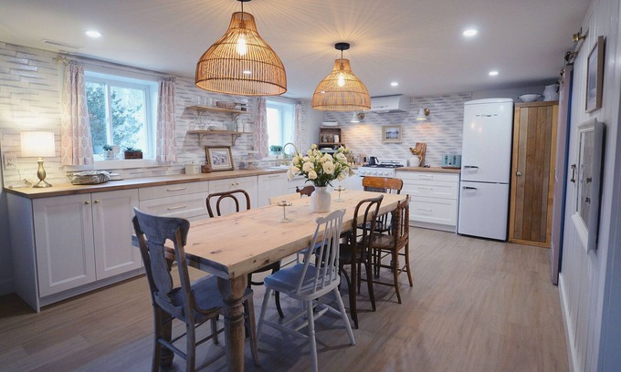 Erin Otro | The Flower Garden Farmhouse. Stay at a Flower Farm just 1 hour from Toronto