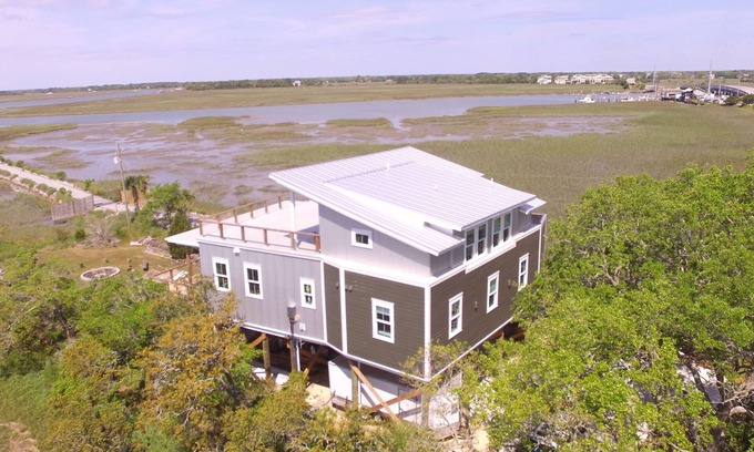 Folly Beach Apartamento | The Folly River Flat at Folly Beach - Luxury Apartment WITH DEEP WATER DOCK !