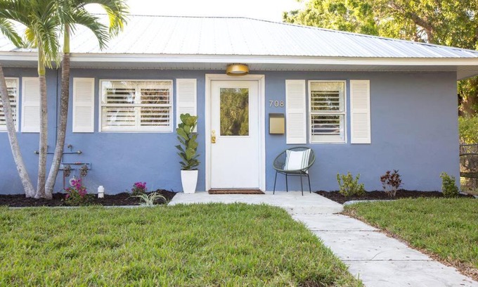 Punta Gorda Apartamento | The Ford Suite - King Bed in Historic Punta Gorda