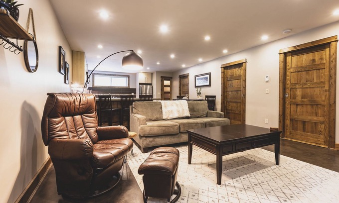 Revelstoke Casa | The Forest Suite - Tranquilo + Jacuzzi privado