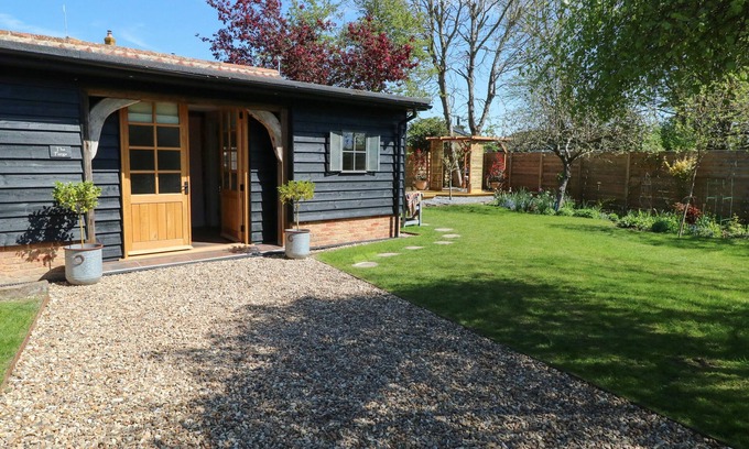 Old Newton Cabaña | THE FORGE, romantic, character holiday cottage in Stowmarket