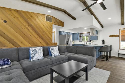 Whispering Forest Casa | The Fox Den Big Bear ~ Modern Mountain View Retreat w/Hot Tub