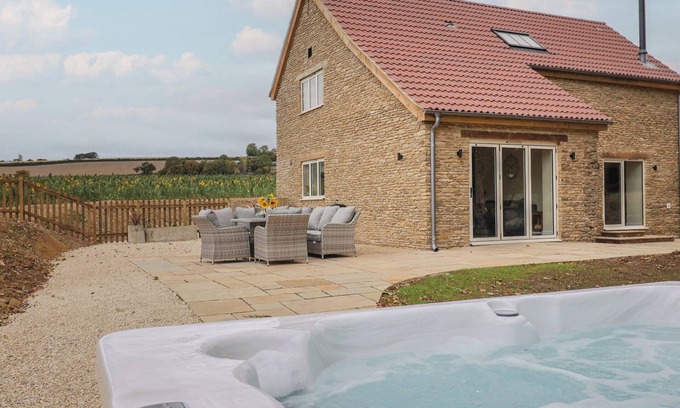 East Chinnock Cabaña | THE FOX DEN, pet friendly, with hot tub in Yeovil, Somerset