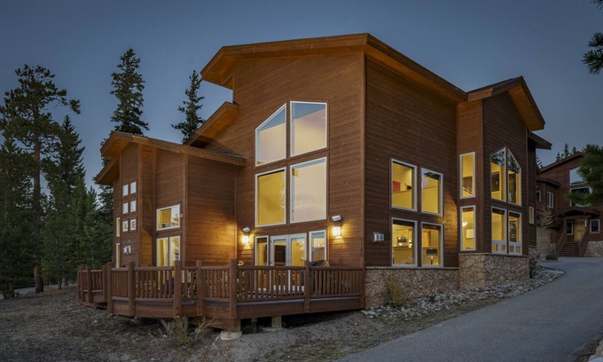 Woodmoor Casa | The Fox Den | Spectacular Views & Private Hot Tub with Shuttle Access to Town!