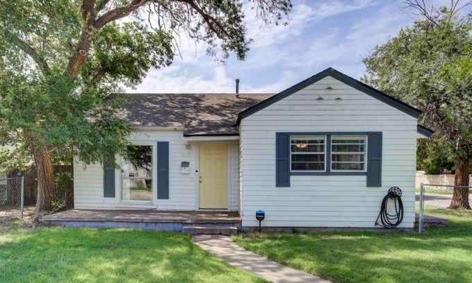 Heart of Lubbock Casa | The Fox is a cheerful home near Texas Tech University and Downtown