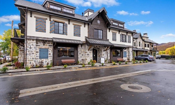 Midway Apartamento | The Fox Room - Newly Built Downtown Midway Loft