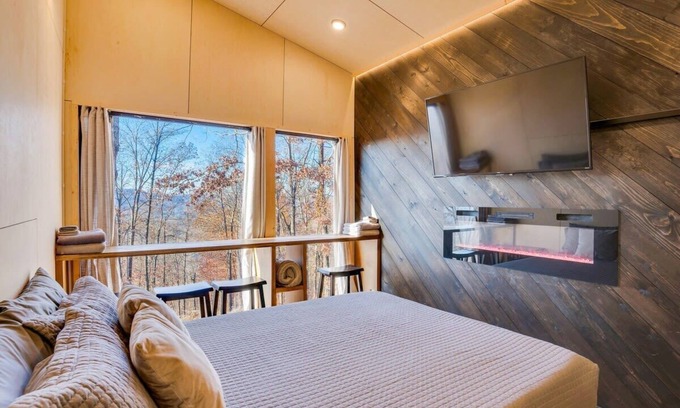 Lupton City Cabina | The Fox Tail Pine Treehouse at Treetop Escapes!