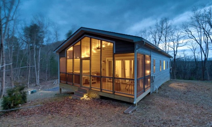 Front Royal Apartamento | The Foxwood Cabin | Hot Tub, Screened Porch, Grill