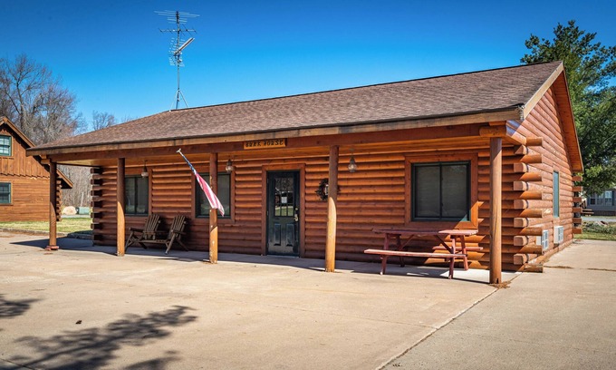 Neillsville Cabina | The Frat House at the Riviera Resort in Neillsville, Wisconsin!