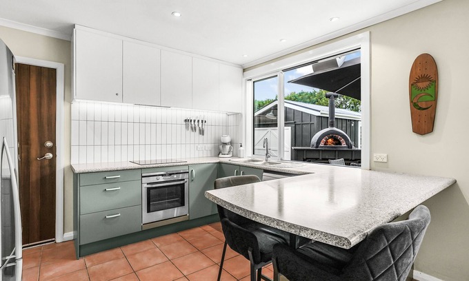 Martinborough Cabaña | The Frost Pot, Spa, Patenque Court, Pizza Oven, Outdoor fire, Private