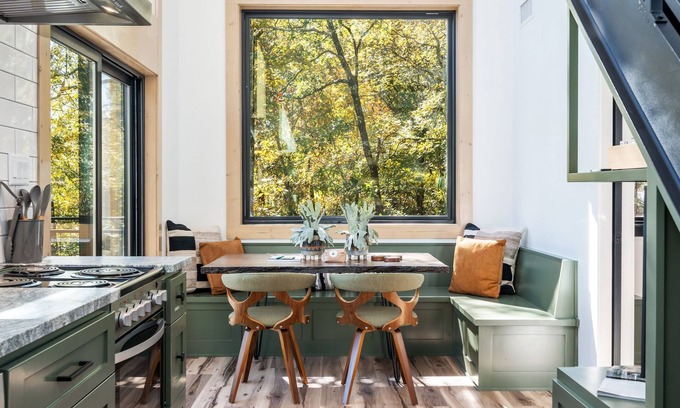 Hot Springs Cabina | The Grasshopper Treehouse, Hot Tub, Sleeps 6