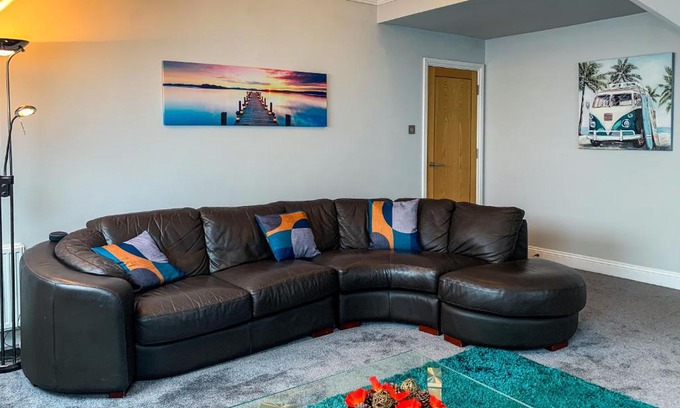 Canford Cliffs Apartamento | The Gables Poole, 3 Bedroom Penthouse Apartment