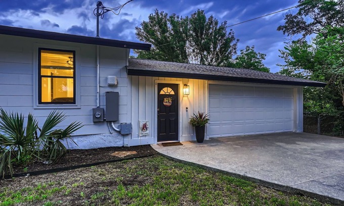 Georgetown Casa | The Galloping Getaway-Walk to the Historic Square!