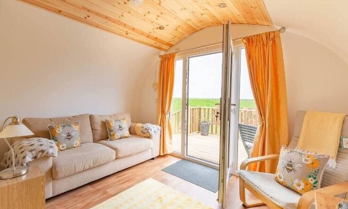 Newton Stewart Cabina | The Galloway Steading- The Beehive couples retreat cabin with Hot tub