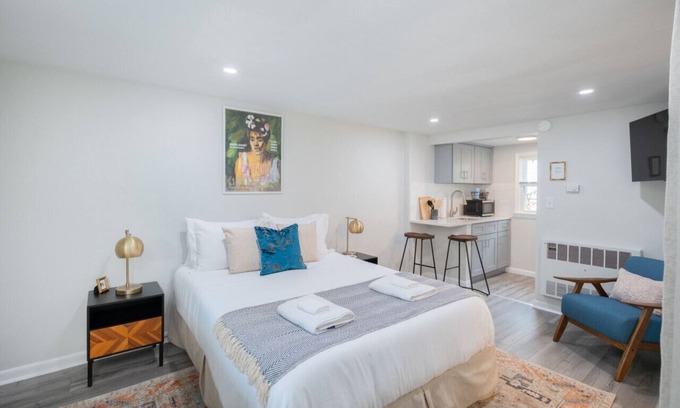 Old Mystic Apartamento | The Gallup Studio · Near Mystic, Casinos + USCGA