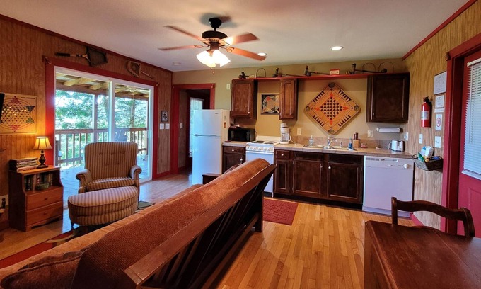 Sparta Cabina | "The Gameroom" 2 Bedroom 2 Bath Hillside Cabin with View
