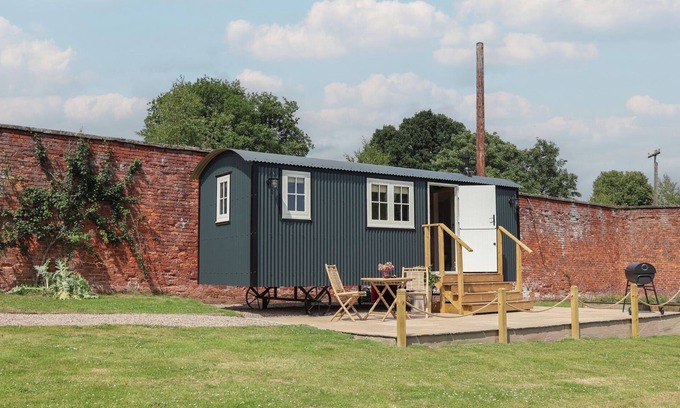 Wrexham Cabaña | THE GARDEN HUT, romantic, with a garden in Cefn Park Estate