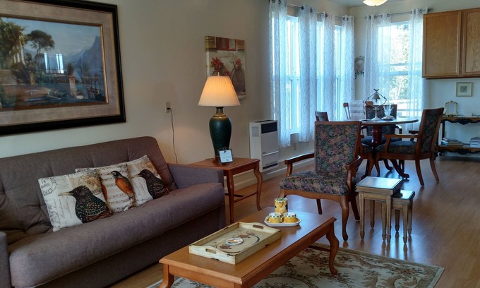 Ferndale Apartamento | Ferndale BluffHouse - Garden Suite tiene hermosas vistas de bosques y pastos