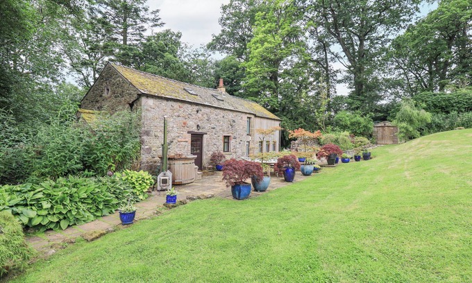 Hutton Cabaña | THE GARDENER'S BOTHY, pet friendly, with hot tub in Pooley Bridge