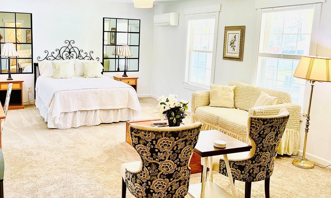 Spring Hill Apartamento | The Gardenia Suites ™ - Suite B ~ Country feel in the heart of Spring Hill.