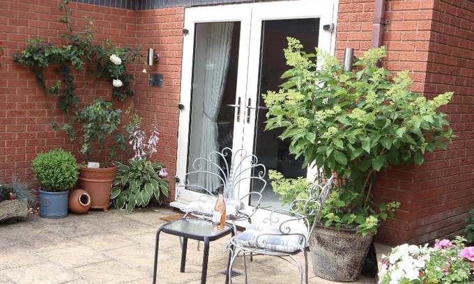 Newark Casa | The Gardens Room