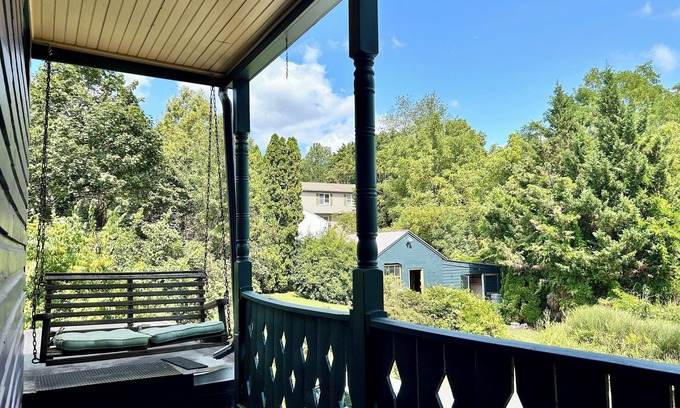 Adamstown Cama Y Desayuno | The Garnet Room at the Amethyst Inn B&B jacuzzi Room with fireplace in Adamstown