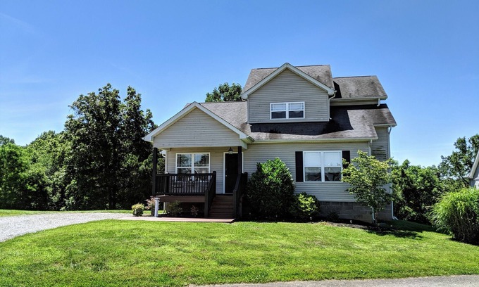 Taylorsville Cabaña | The Gathering Place 51 - Charming 3-BR cottage on Bourbon Trail - WiFi & hot tub