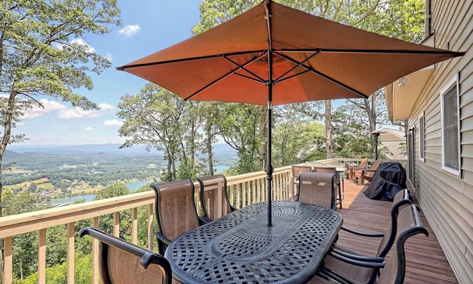Hiawassee Cabina | The Gathering Place - by Chatuge Home Concierge Mountain View, View of Lake Chatuge