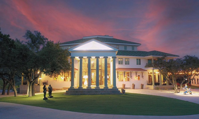 Hudson Bend Casa | The Gatsby Mansion: A unique luxury estate. Perfect for events or family retreat