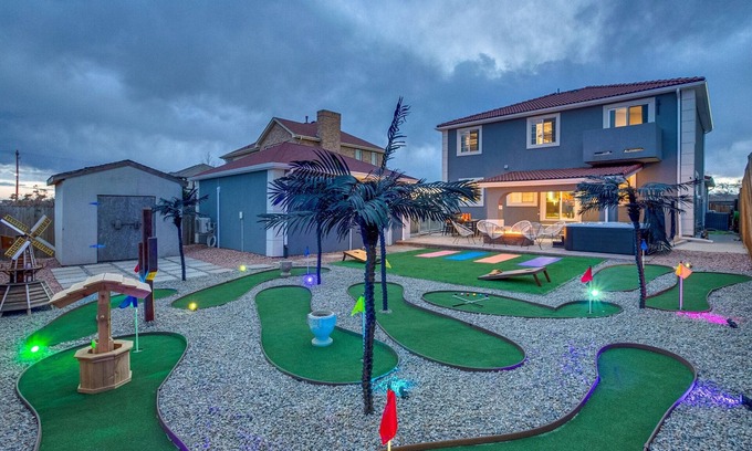 Berkley Casa | The Gatsby: Putt Putt - Hot Tub - Fire Pit - Movie Theater - 18 Guests