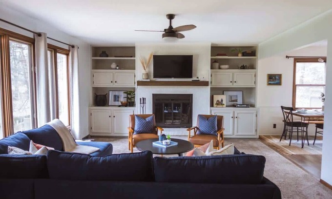 Holland Casa | The Gem ✦ Close to Lakeshore Beaches + Game Room