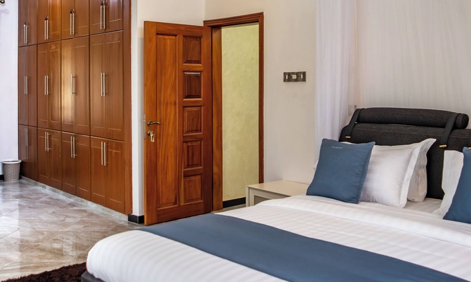 Kabale Cama Y Desayuno | The Georges' Residence a luxurious villa providing white glove services.