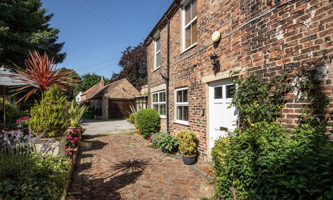 Bedale Cabaña | THE GEORGIAN COTTAGE, pet friendly, with a garden in Bedale