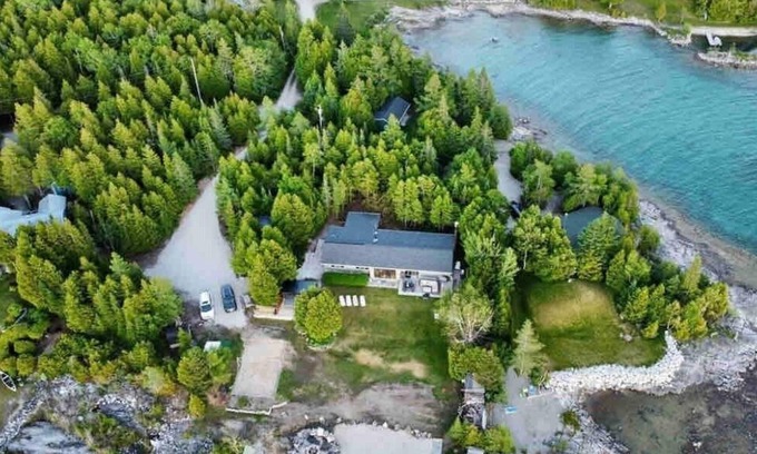 Tobermory Cabaña | Fine Tobermory retreat with hot tub and sauna