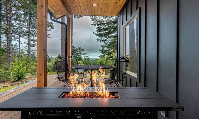 Gold Beach Casa | NEW! The Getaway Gem, SPA, sleeps 8