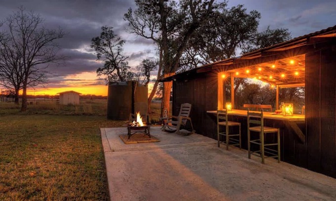 Fredericksburg Casa | The Getaway: Hot-tub-grill-outdoor Bar Area 1 Mile to Downtown!