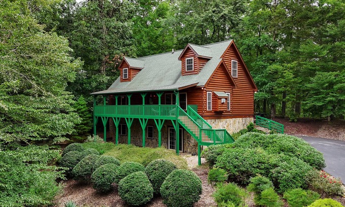 Lake Lure Cabina | The Ginger Fox Log Cabin w/Resort Perks | Lake Lure