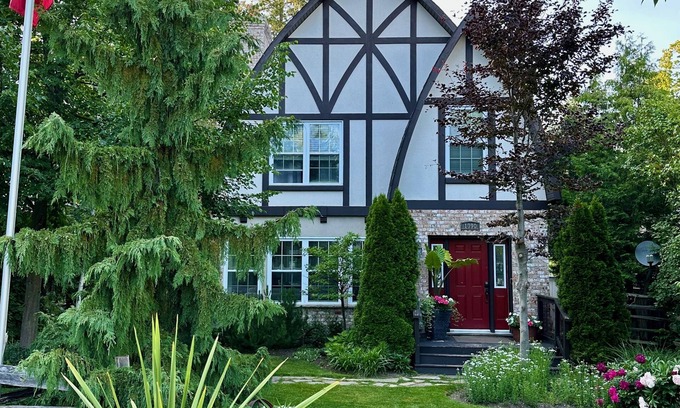 Innisfil Casa | The Gingerbread Guest House