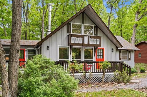Massanutten Chalet De Esquí | The Gingerbread House: 4 BR chalet, w/Sunroom/Deck, sleeps 12, modern amenities
