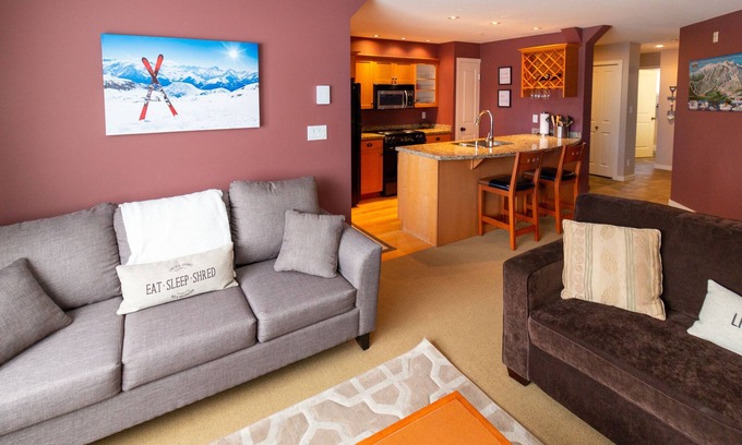 Big White Ski Resort Apartamento | The Glade Escape | Ski-in/out Village Location | Private Hot Tub | Gas Fireplace