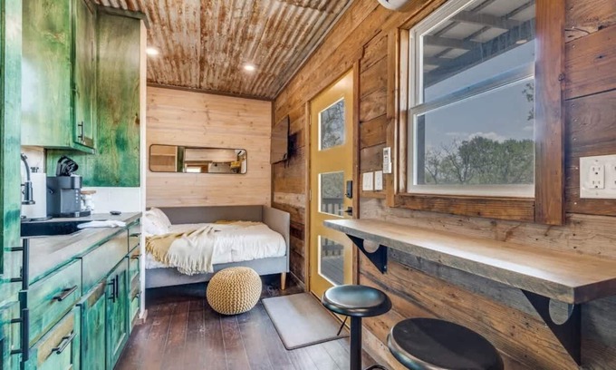 Burnet Apartamento | The GlampBox. Lakefront, 20acres, Starlink Wifi!