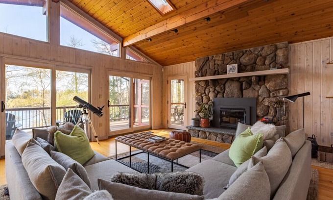 Livingston Manor Apartamento | Pet Friendly Lakefront w/ Hot Tub in Livingston Manor